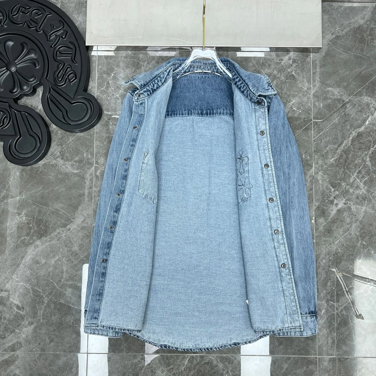 P256 Chrome Hearts🍁shirt series🍁1000-year-old classic patchwork embroidered leather denim, exclusive custom weaving and dyeing, 100% pure cotton high weight denim fabric, high-tech washing! Heavy enzyme stone rinse! Original hardware mold opening! ⭐Special version of the original version ⭐Patchwork leather craftsmanship Can be worn with denim in all seasons 🌈Recommended color: Custom washed denim blue 🌈Code number: S, M, L, XL